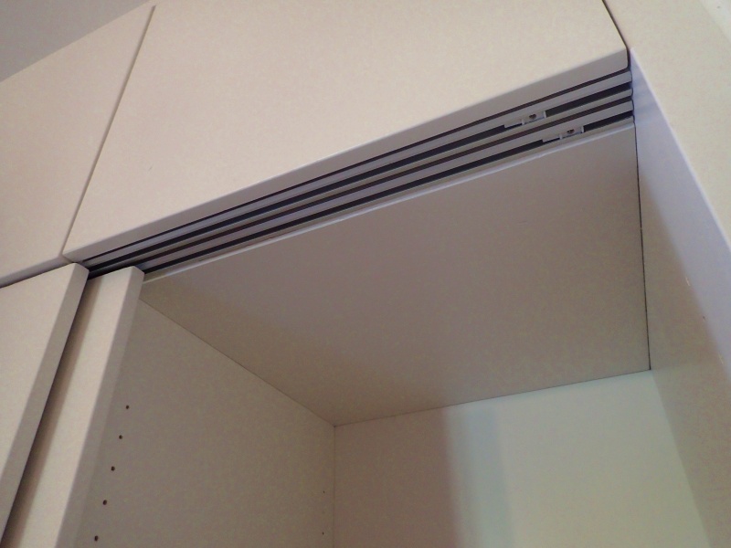 Ce rail est caché par les portes battantes au-dessus.