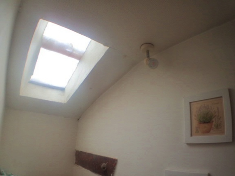 Le passage de lumière dans la charpente sous les tuiles de verre